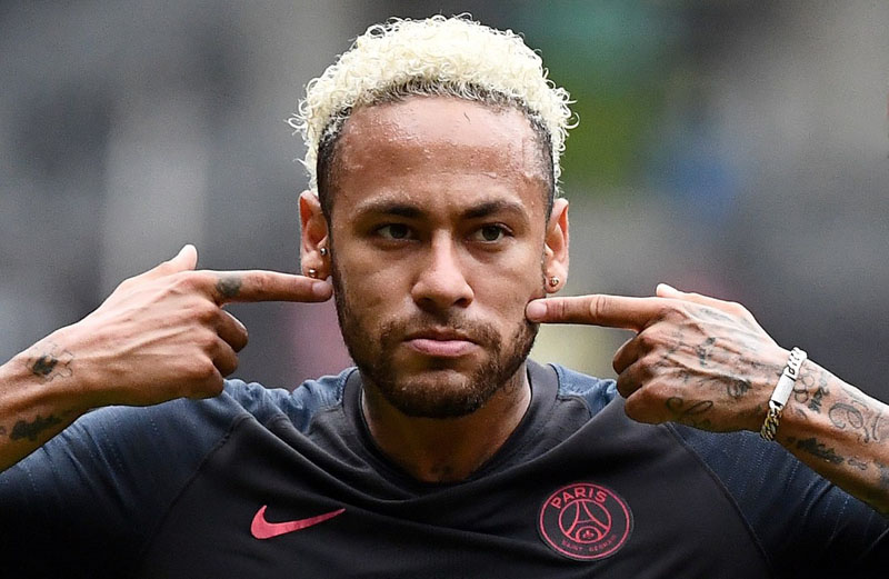 Neymar pointing his fingers to his own face