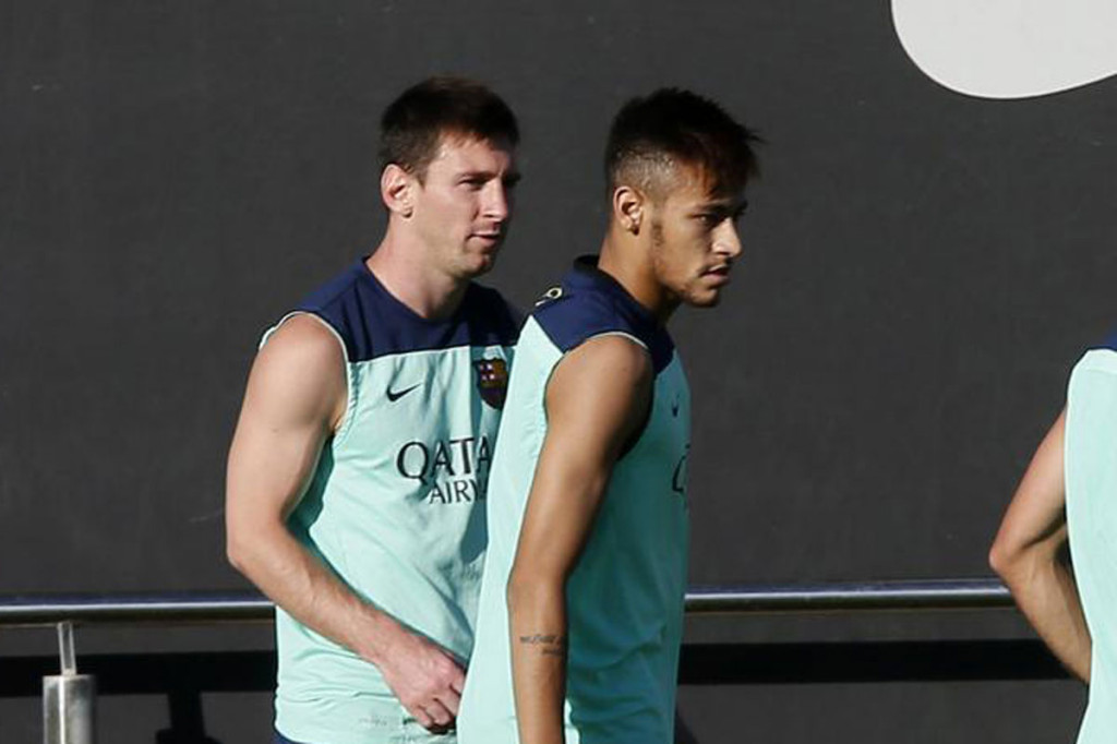 Messi waiting behind Neymar Jr., in Barcelona training in 2013