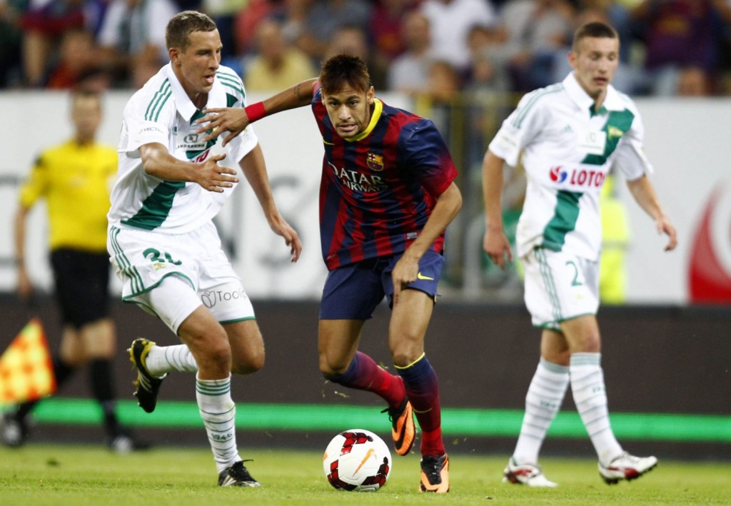 Neymar getting away from two defenders, in Barcelona vs Lechia Gdansk