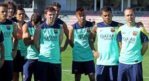 Neymar listening to the coach, with Messi, Fabregas, Daniel Alves and Iniesta, in Barcelona training in 2013