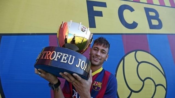 Neymar holding the first trophy he won in Barcelona, in 2013-2014
