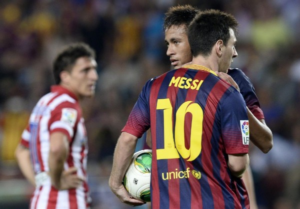 Neymar Jr and Lionel Messi talking in a Barcelona vs Atletico Madrid game, in 2013