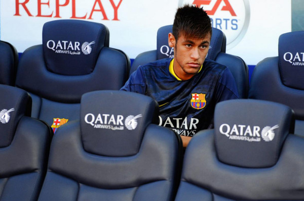 Neymar Jr. on Barcelona bench, in the match against Levante