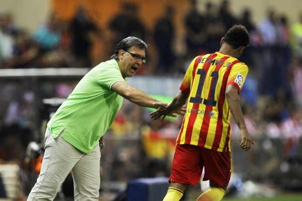 Tata Martino talking to Neymar on the pitch