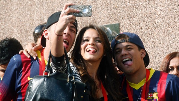 Bruna Marquezine taking photos with friends, in Neymar presentation day in Barcelona