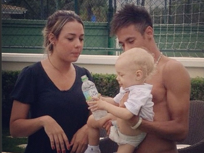 Carolina Dantas and Neymar holding their son