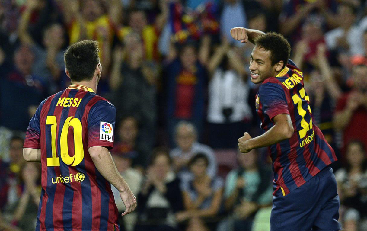 Lionel Messi chasing Neymar to congratulate him for his goal in Barcelona