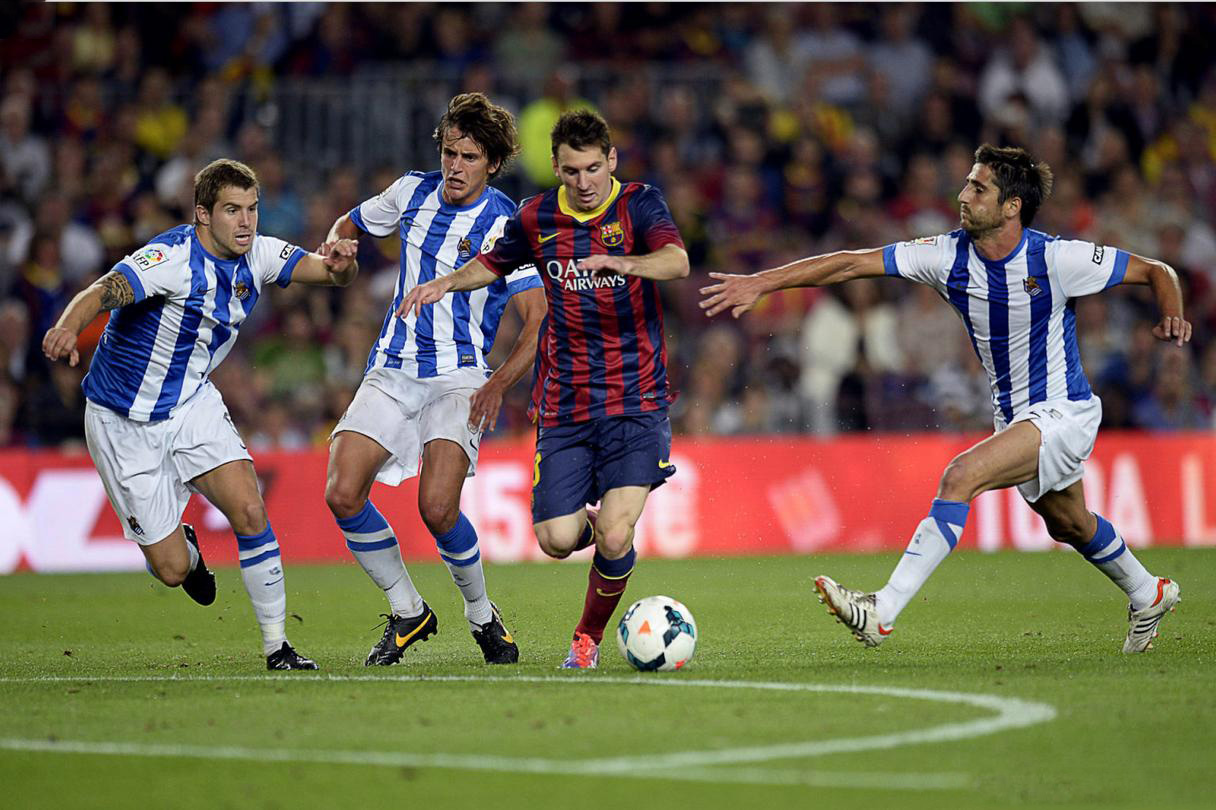 Lionel Messi dribbling and escaping 3 defenders, in Barcelona vs Real Sociedad