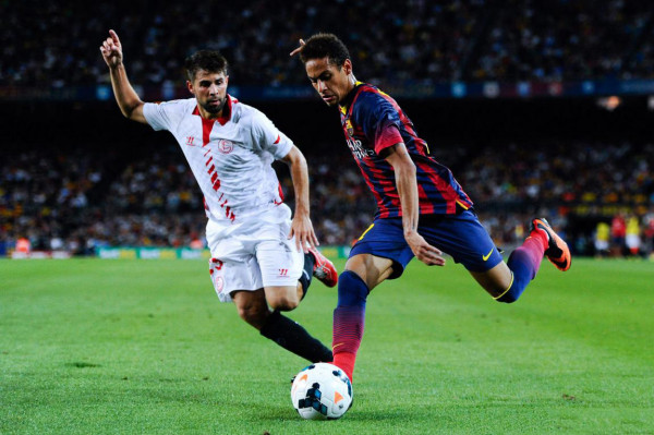 Neymar about to make a cross with his left foot, in Barcelona 3-2 Sevilla