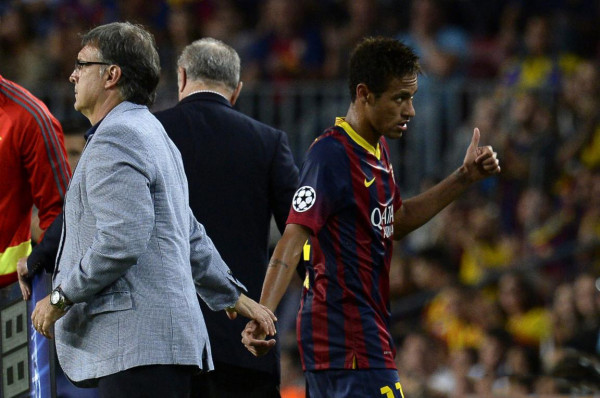 Neymar being comforted by Tata Martino, after being substituted in Barcelona