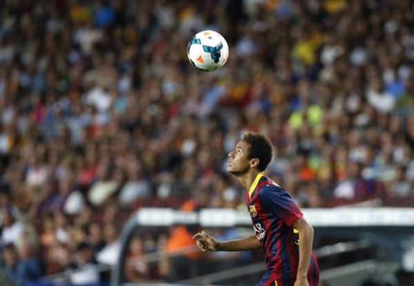 Neymar controlling the ball with his head, in Barcelona 2013