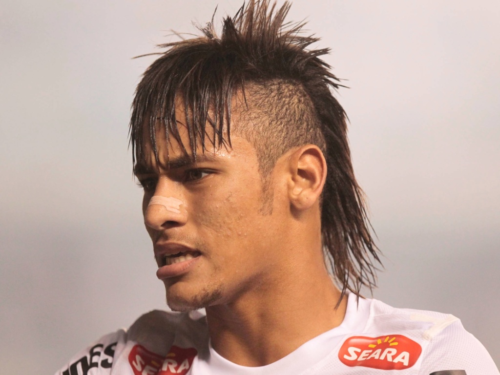 Neymar hair shaved on the side and long in the center