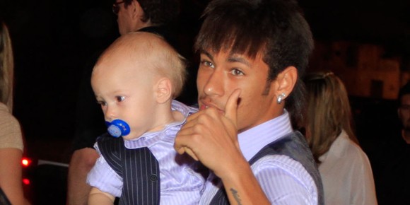 Neymar holding David Lucca da Silva Santos, and raising his thumb