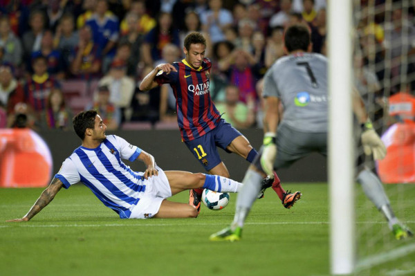 Neymar sitting down a defender in Barcelona vs Real Sociedad