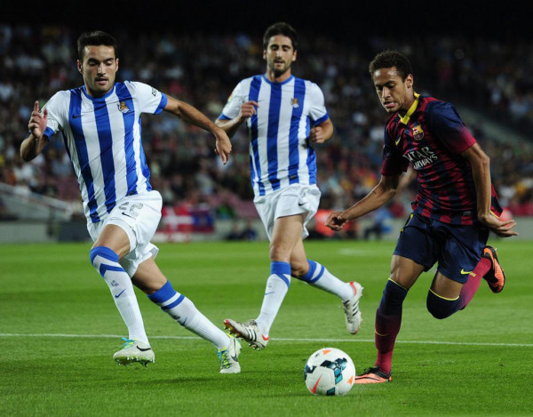 Neymar trying to beat an opponent in a sprint