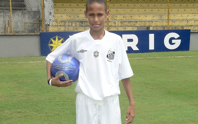 Neymar with his head shaved when he was a kind and youngster at Santos