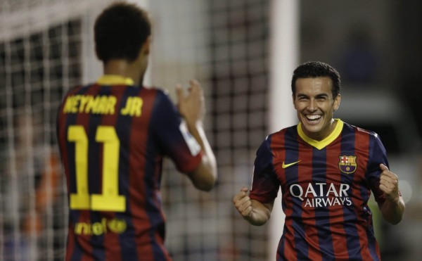 Pedro thanking Neymar for his assist, in Rayo vs Barcelona