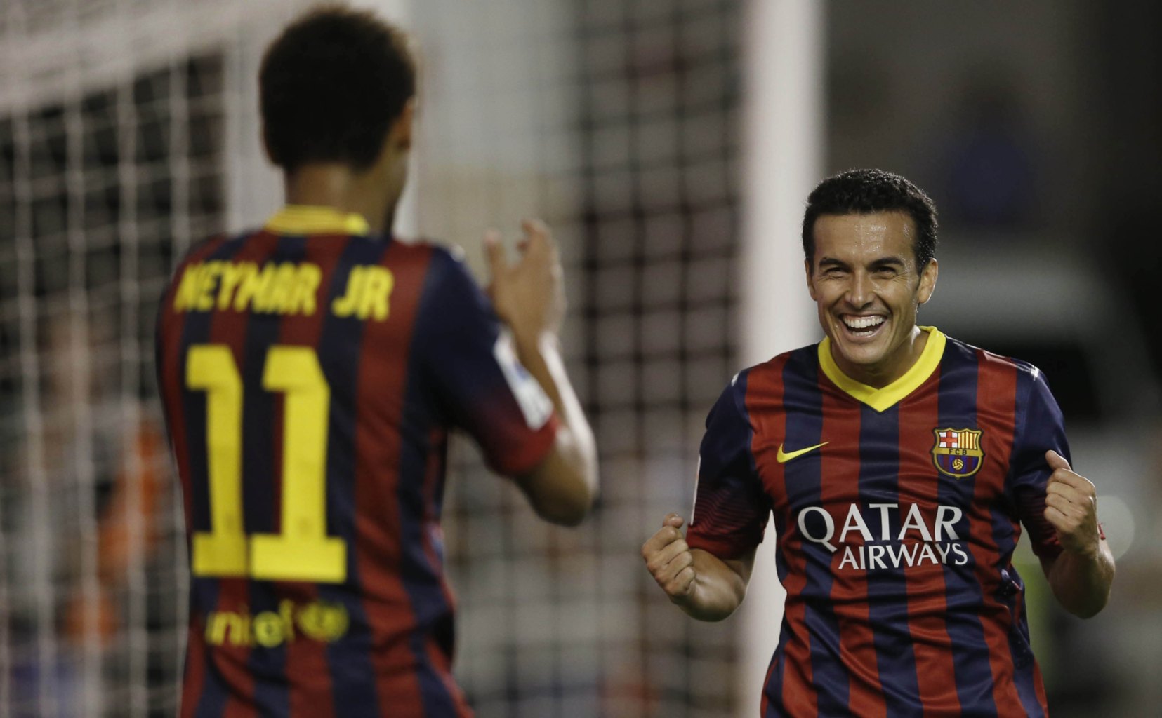 Pedro thanking Neymar for his assist, in Rayo vs Barcelona