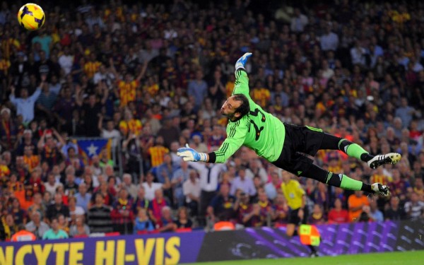 Diego Lopez flying to catch a ball in Barcelona vs Real Madrid