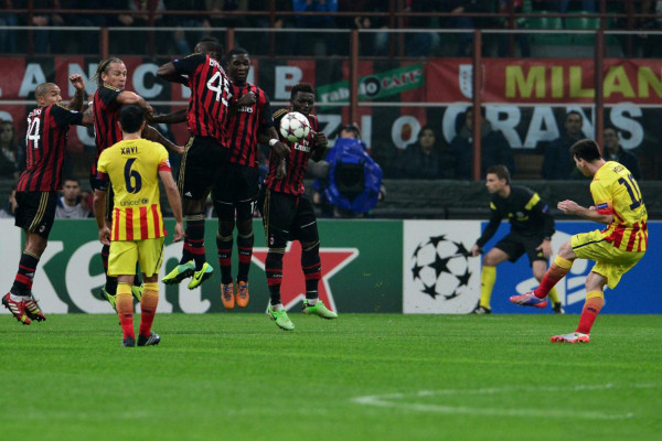 Lionel Messi taking a free-kick, in Milan 1-1 Barcelona