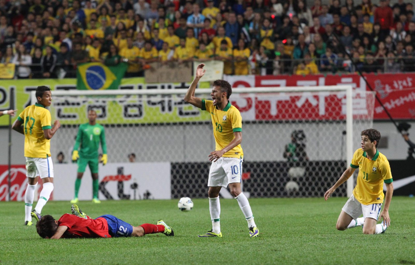 Luiz Gustavo, Neymar and Oscar, playing against South Korea
