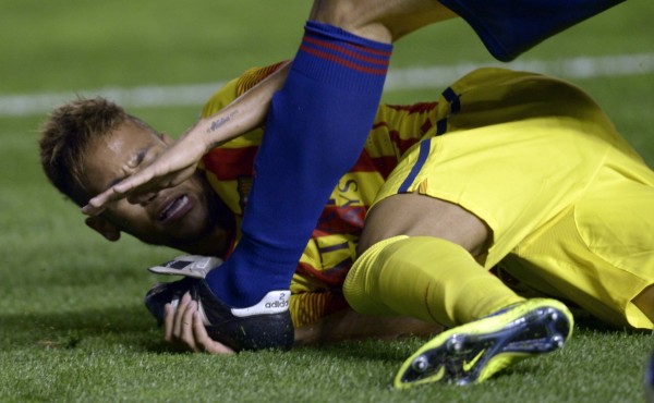 Neymar being stomped on his arm and hand against Osasuna