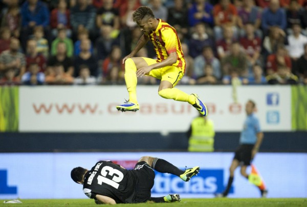 Neymar jumping and flying over a goalkeeper