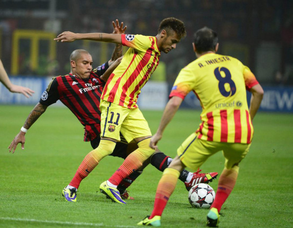 Neymar losing the ball in AC Milan vs Barcelona, in 2013-2014