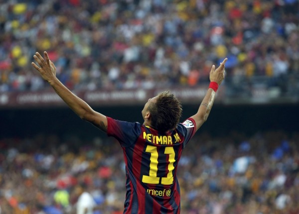 Neymar raising his two hands to the air, after scoring against Real Madrid