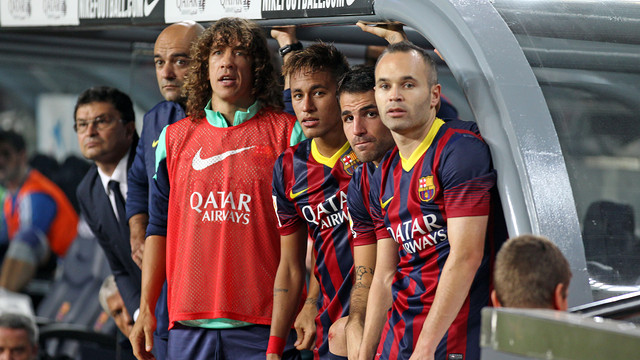 Puyol, Neymar, Fabregas and Iniesta, in Barcelona bench during the Clasico