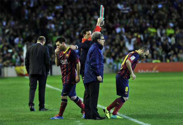 Lionel Messi being substituted by Iniesta