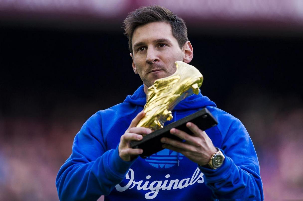 Lionel Messi showing the golden boot 2013 to the Camp Nou