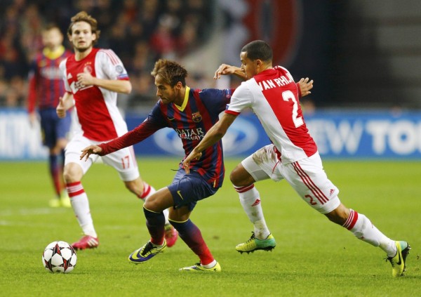 Neymar escaping the marking of an Ajax defender