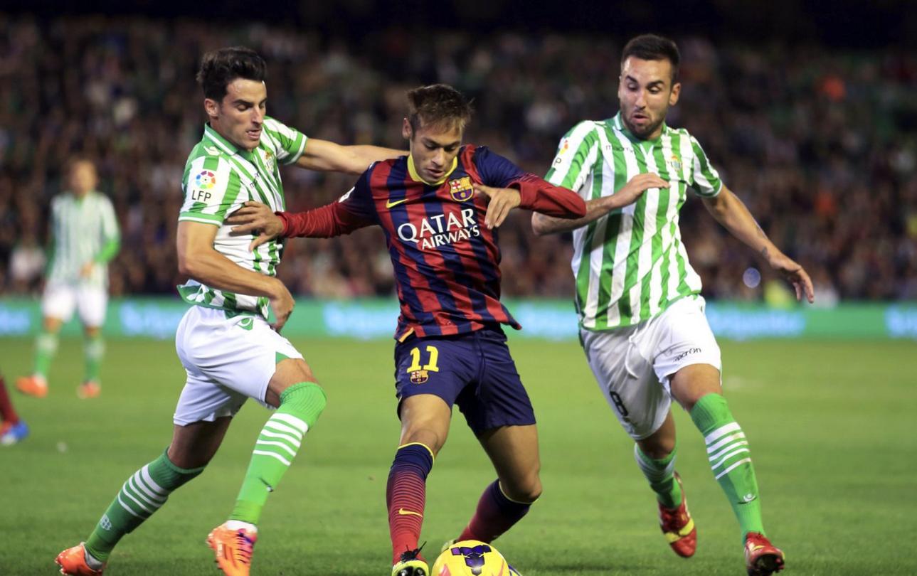 Neymar right between two Betis defenders