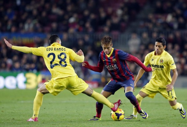Neymar getting past two Villarreal defenders