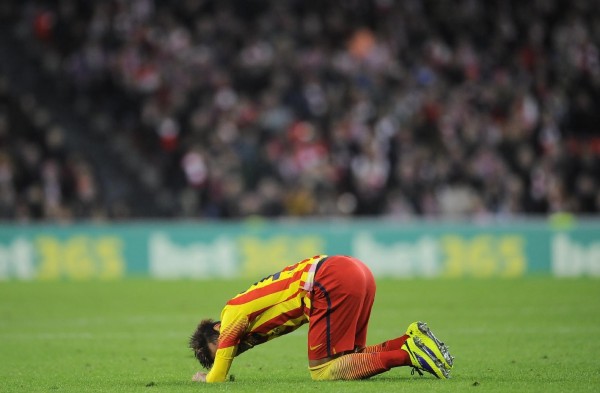 Neymar on his knees, crying in a Barcelona game