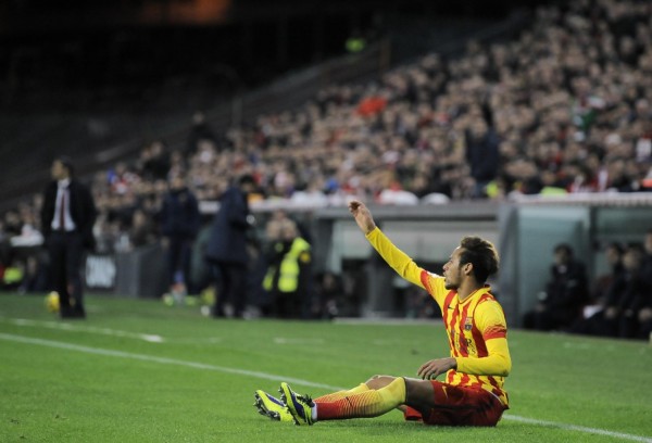 Neymar on the ground, complaining with the referee