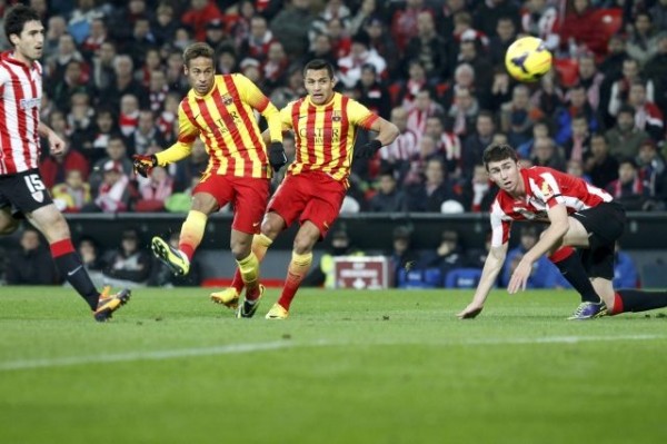 Neymar trying to score a goal, in Athletic Bilbao vs Barcelona