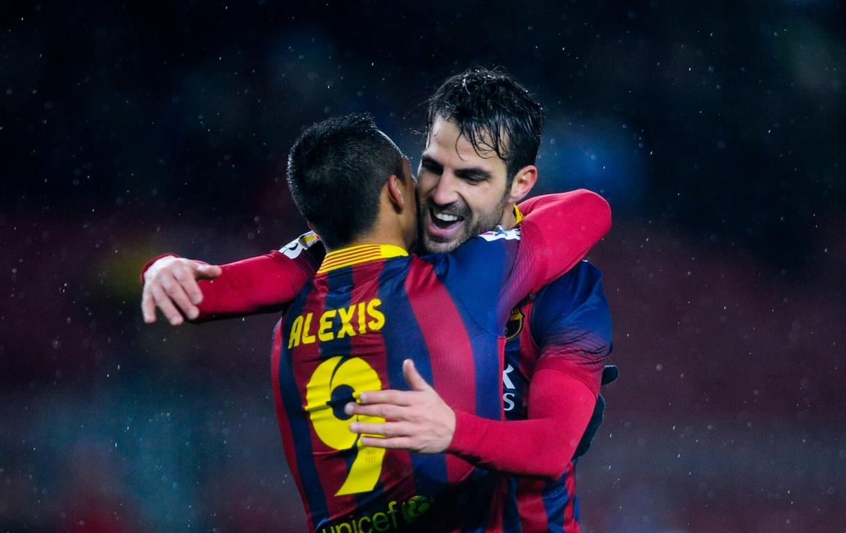 Alexis Sánchez hugging Cesc Fabregas