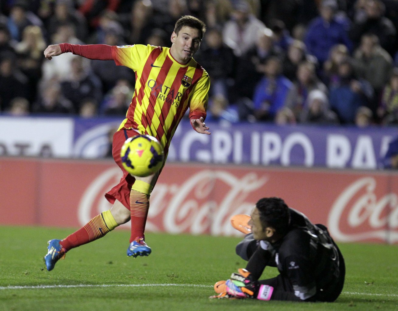 Lionel Messi attempting to score in Levante vs Barcelona