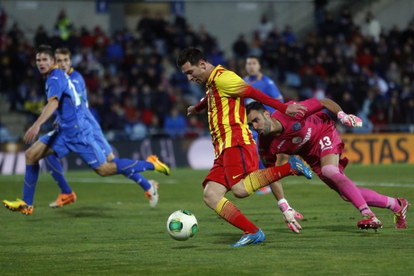 Messi scoring after dribbling half of Getafe's team