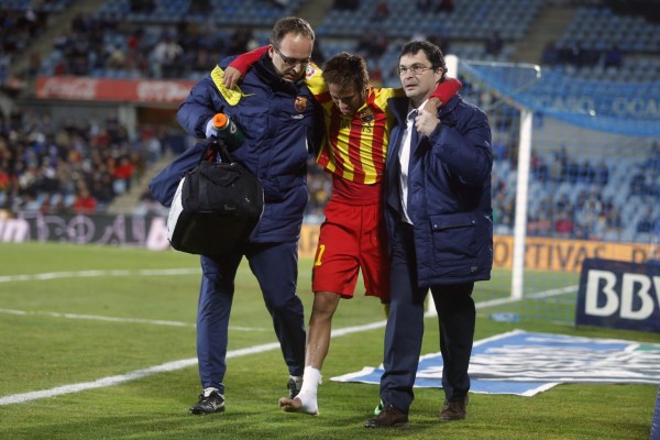 Neymar walking off the pitch after his injury, in Getafe vs Barcelona