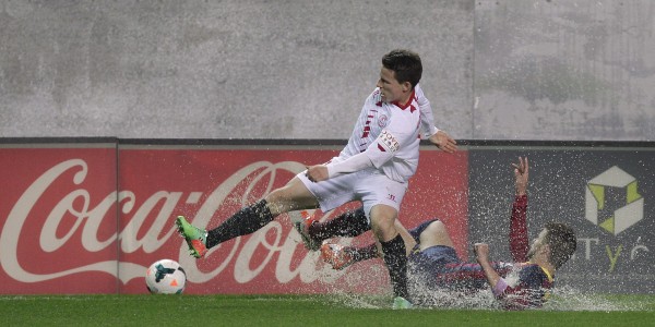 Gerard Piqué sliding tackle in the rain