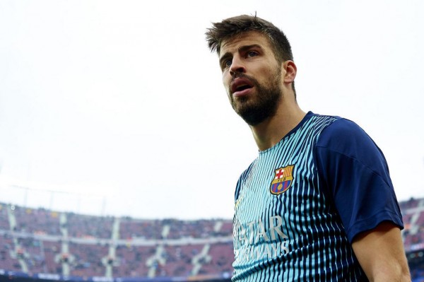 Gerard Piqué warming up before a Barcelona game