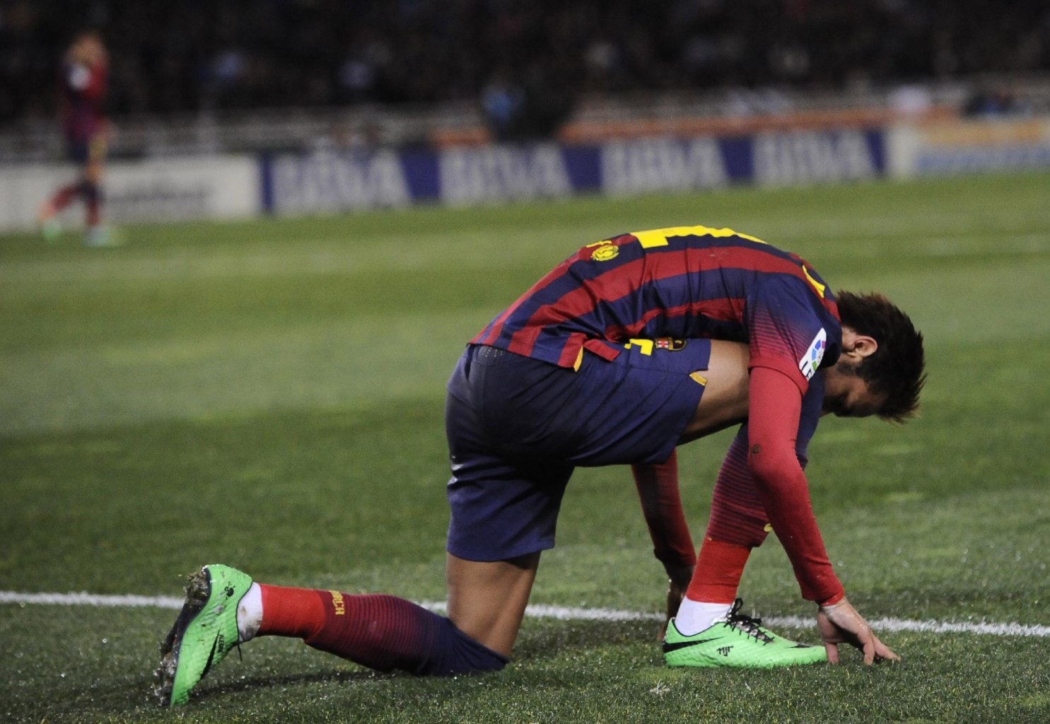 Neymar kneeling down in a Barcelona game