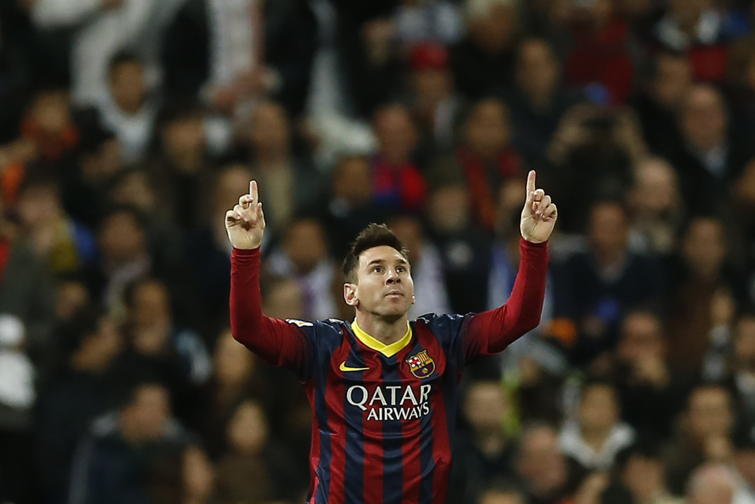 Lionel Messi raising his two fingers to the sky in Real Madrid vs Barça