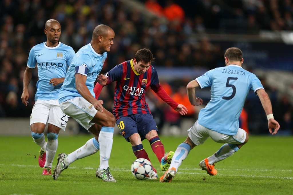 Lionel Messi trying to find room near to Vincent Kompany
