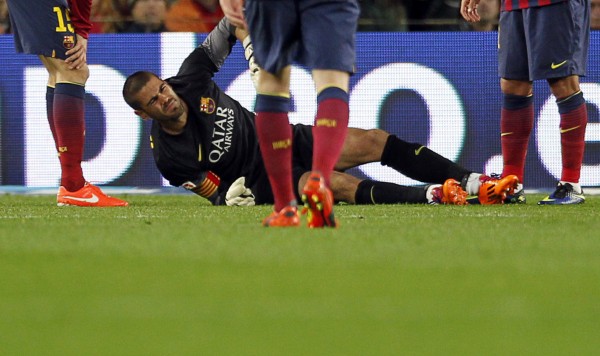 Victor Valdés knee injury, tearing his ACL in a football match