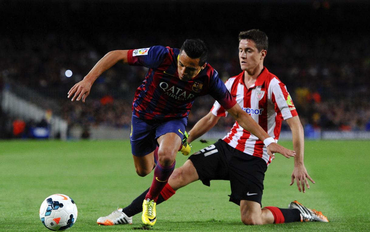Alexis Sanchez dribbling an opponent in Barça vs Athletic