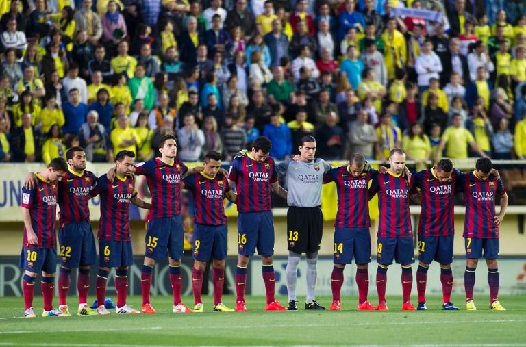 Barcelona players paying 1 minute of silence in respect of Tito Vilanova